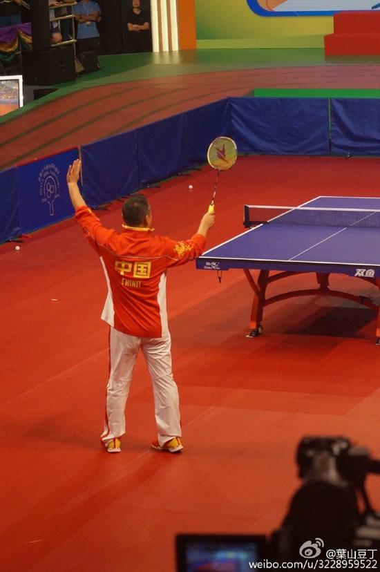 刘国梁羽毛球也有两下子