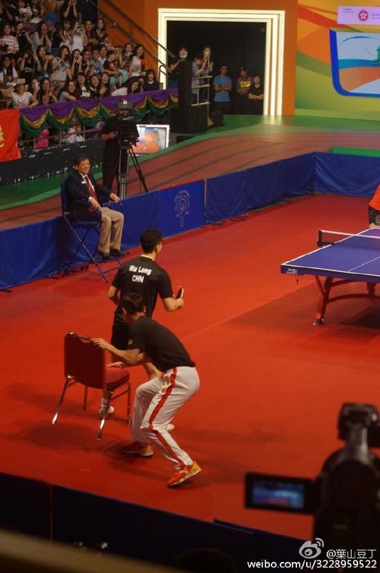 马龙没想到屁股后边突然多了把椅子。。