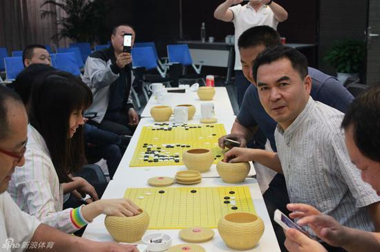 百灵集团董事长姜伟（右）是位资深棋迷