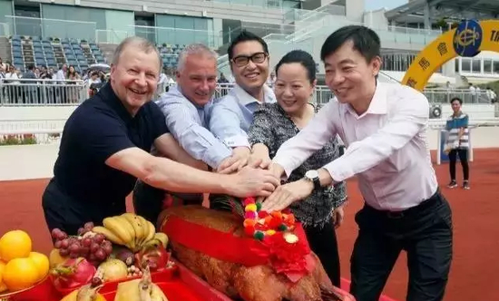 香港马会行政总裁应家柏与一众马会高层上香祈福