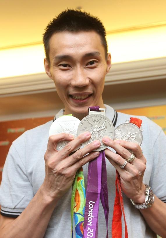 李宗伟展示奥运3枚银牌