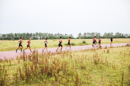 铁友从美丽的岸上草原出发