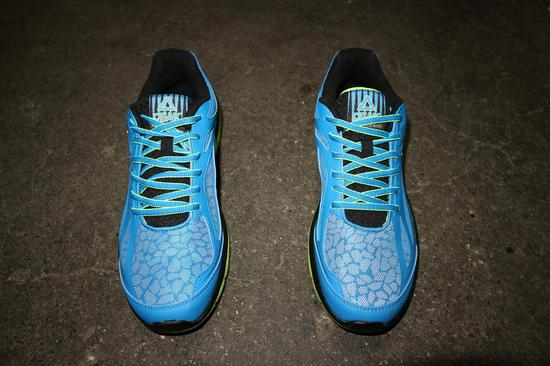 夜晚有光照的鞋面