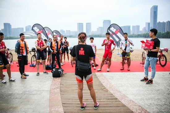 工作人员讲解赛道测试的注意事项