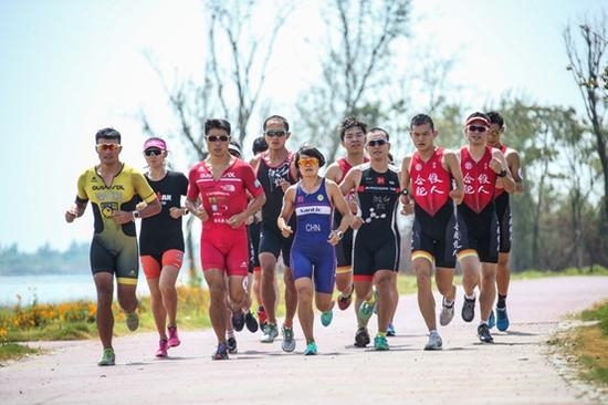 党琦带领大家测试跑步赛道