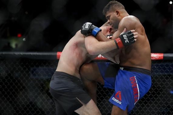 米欧奇(stipe miocic)首回合tko击败了"毁灭者"阿里斯泰-欧沃瑞姆