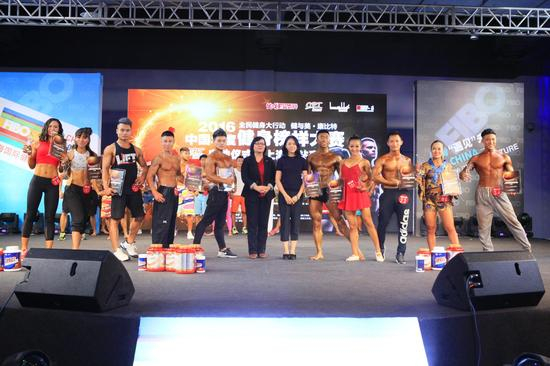 　　中国体育报业总社副社长袁海娜 北京康比特体育科技股份有限公司品牌总经理周轶为十大上海健身榜样颁奖