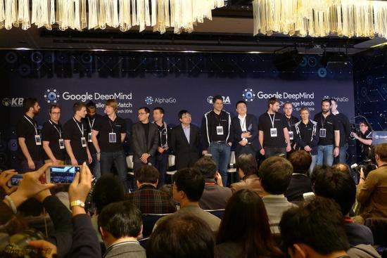 AlphaGo团队接受祝贺