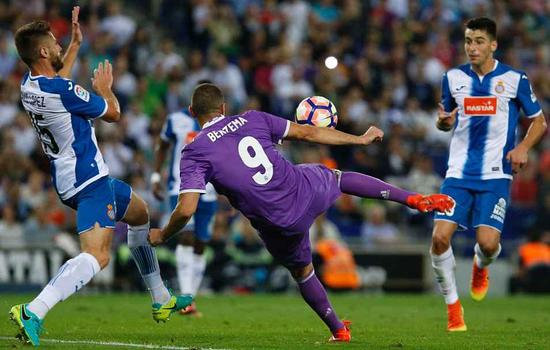 本泽马凌空扫射被扑出