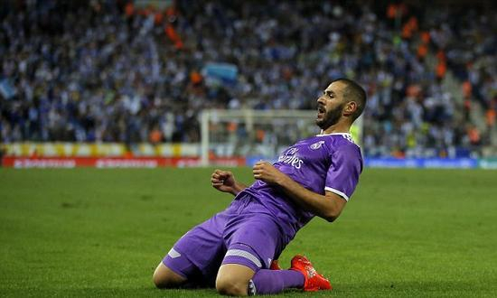 本泽马庆祝进球