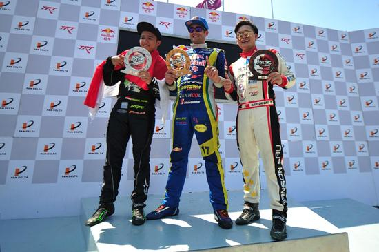 2016红牛飘移大赛追逐赛冠军费德里科（中 ）、亚军阿曼迪奥（左）、季军刘卓（右）合影