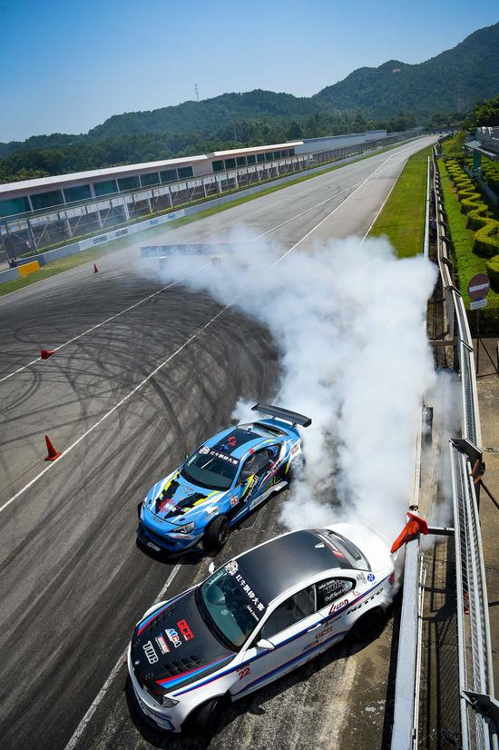 刘卓精湛车技折服障碍赛冠军杰克·琼斯