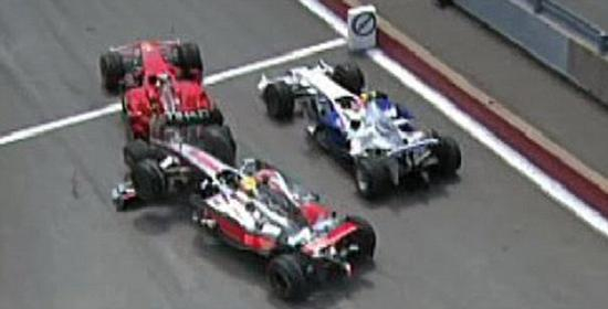 2008年F1加拿大站，汉密尔顿撞上了正在等待PIT出口等红灯的莱科宁