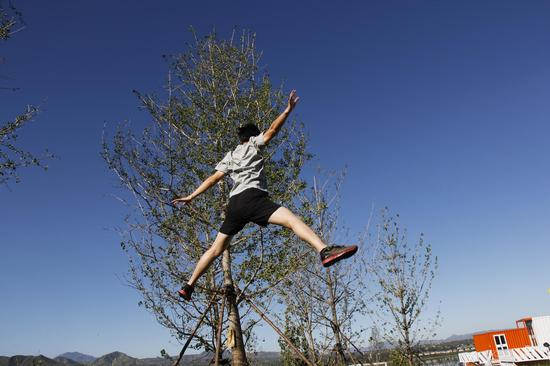 户外实拍，跑鞋中的时尚潮儿。