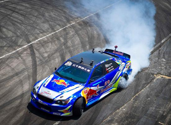 邓智仑展现飘移技巧