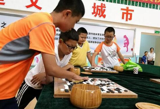 小棋手们切磋