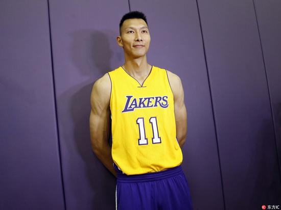 湖人在夏天签来了易建联