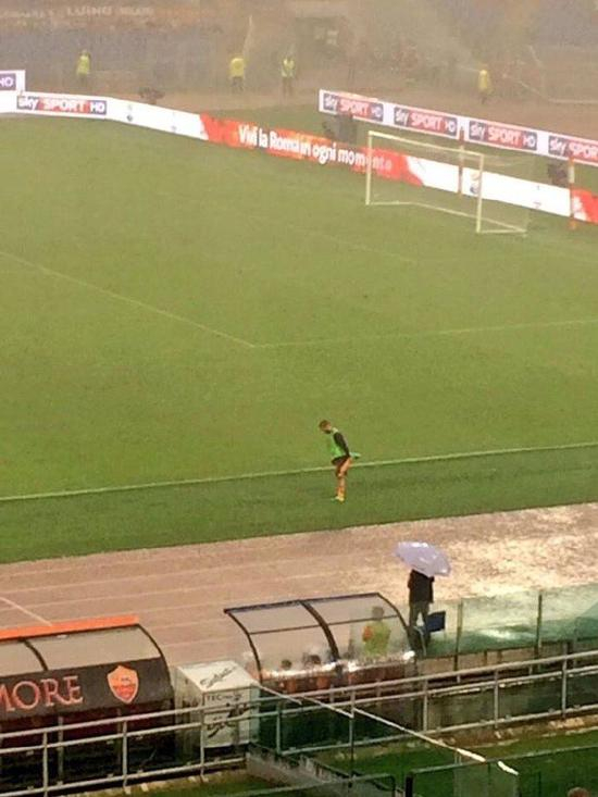 大雨中独自热身的托蒂