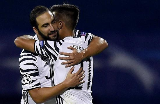 迪巴拉与伊瓜因庆祝