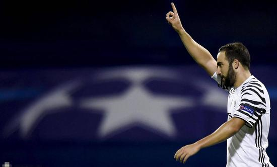 伊瓜因庆祝进球