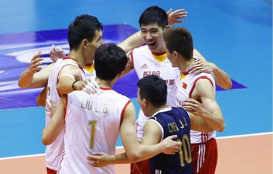 江川和队友庆祝