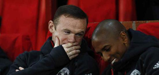 鲁尼在替补席谈笑风生