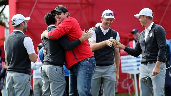 戴夫拥抱麦克罗伊