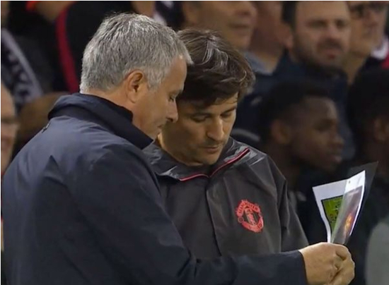 穆里尼奥与法里亚场边讨论