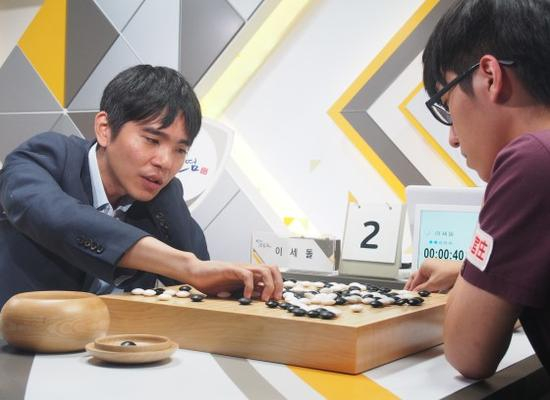 　　第15轮李世石执白中盘胜金明训。从2004年起打韩联赛的韩国棋手中，只有李世石的胜率超过了70%。（截止10月1日105胜，41负，胜率71.9%）