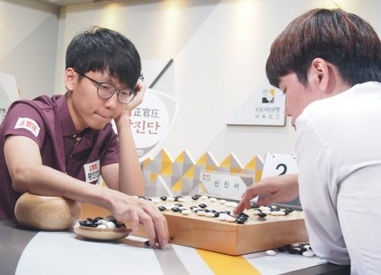 　　申真谞面对李浩范这一局下出了5步碰。可能是慑于申真谞的气势，李浩范出现了重大错觉，申真谞执白第240手中盘胜。申真谞12连胜皆是中盘胜，而且只有三盘超过200手。李贤旭杆塔说：“这种自信，这种气势，过去只在李世石身上看到过。”