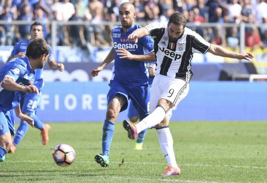 伊瓜因禁区边缘破门瞬间