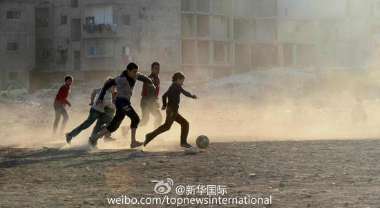 废墟中踢球的叙利亚儿童