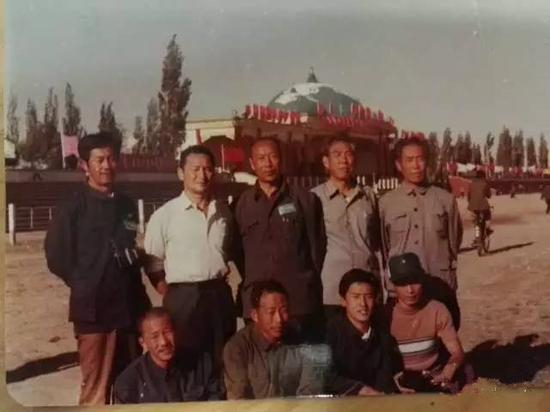 后排左一为王绍松先生（照片由盖曰忠提供）