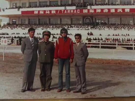 左一为王绍松先生（照片由盖曰忠提供）