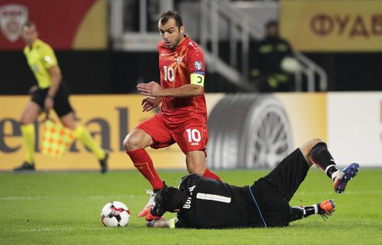 布冯在潘德夫脚下扑救