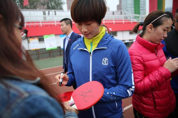 丁宁为大家签名