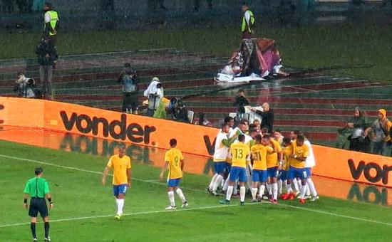 巴西雨中庆祝进球