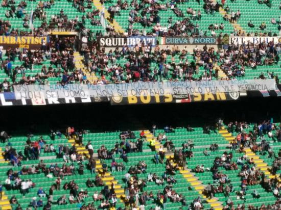 北看台球迷横幅抗议伊卡尔迪