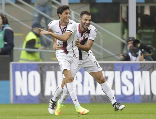 卡利亚里庆祝进球