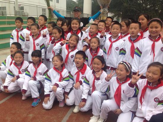 领跑者赵紫玉与孩子们亲切合影留念