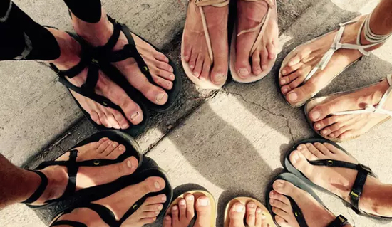 塔拉乌马拉的Luna轮胎拖鞋“跑鞋”