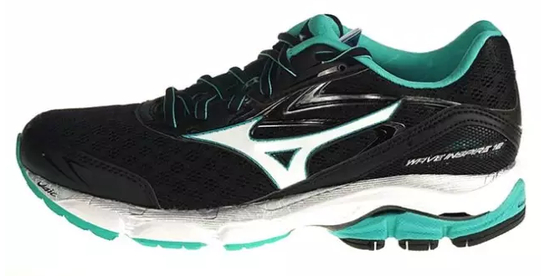 　　区别亚瑟士的不同材料支撑，美津浓的物理支撑是通过形状不同来实现的。对比上下图，下图是内侧，这种扇形wave相比外侧的形状更硬，也起到支撑内侧的作用