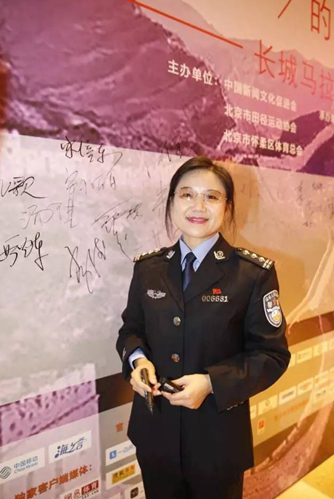 女警跑团领队李德芬代表女警团队签名