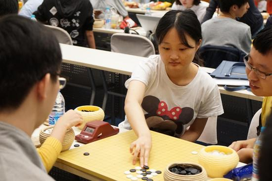 上海交通大学的薛月同学22日在第8届应氏杯决赛担任了裁判，23日就出战联赛