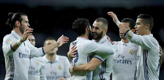 本泽马庆祝进球