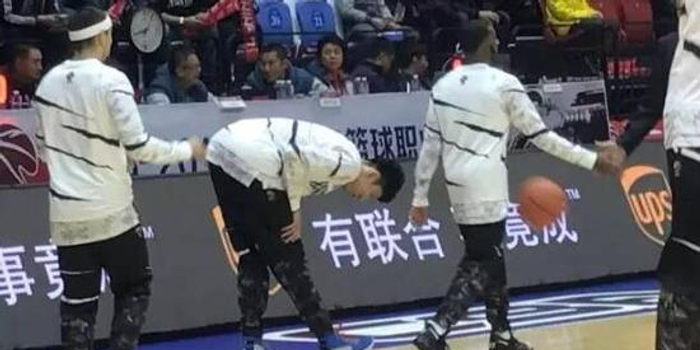 周琦王哲林撕X国产球鞋 球员又一次被当枪使