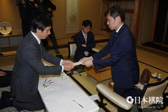 高尾向王铭琬递交首日封手