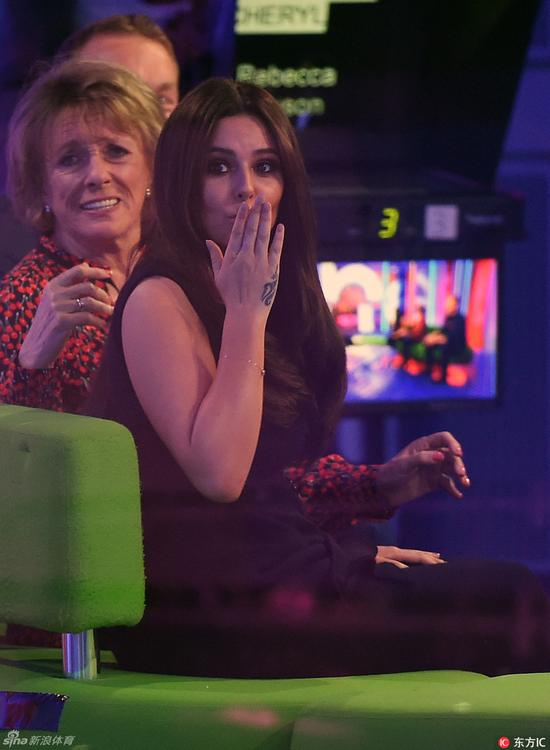 谢丽尔小腹微微隆起