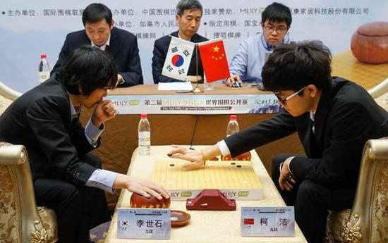 　　2016年1月，第二届梦百合杯世界围棋公开赛决赛第四盘开赛 1月4日，柯洁(前排右)和李世石(前排左)在比赛中↑ 新华社记者李响摄