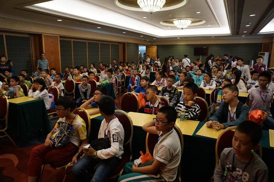 汕头围棋协会精英班的的孩子们在听邵炜刚九段现场讲课
